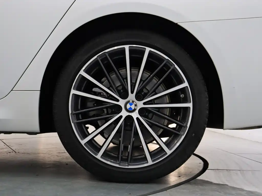 BMW 5 Series 2023 facelift 530Li leading M sports package купить на сайте DeffCars
