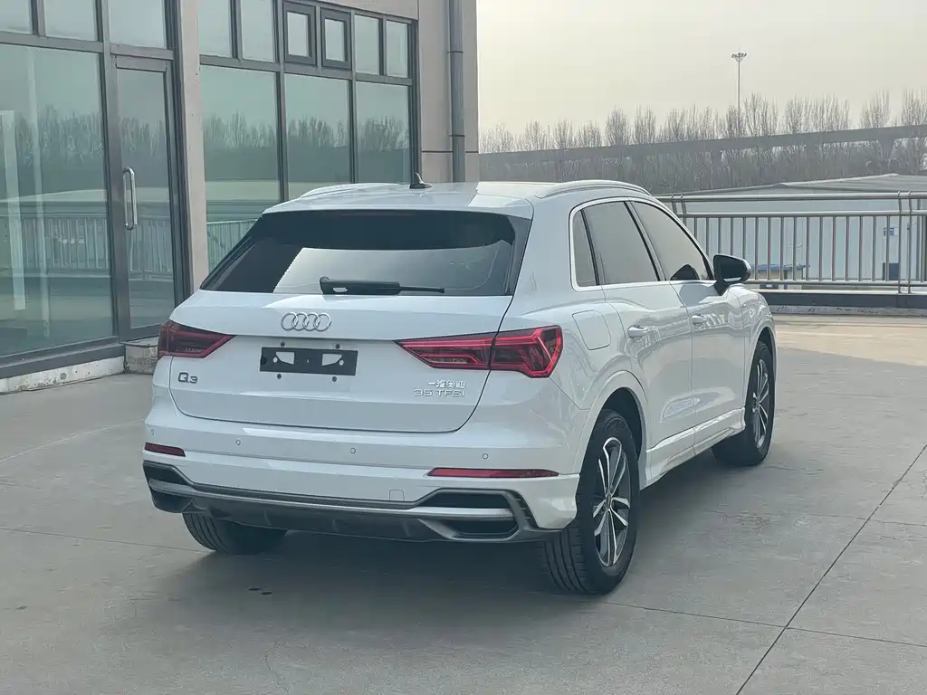 Audi Q3 2022 35 TFSI aggressive and dynamic купить на сайте DeffCars