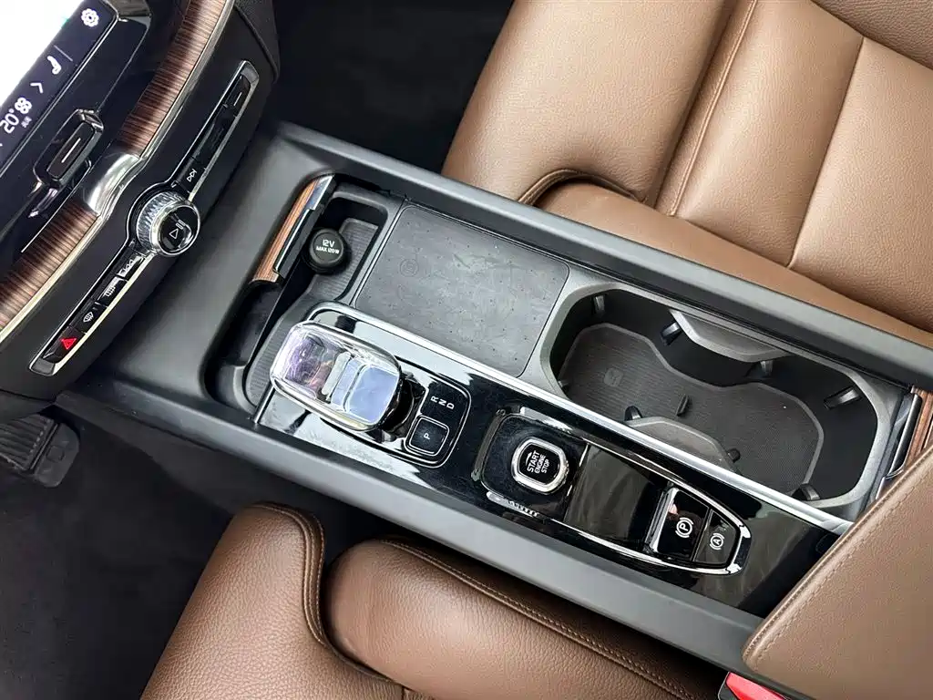 Volvo XC60 2025 B5 four-wheel drive Zhiyuan luxury version купить на сайте DeffCars