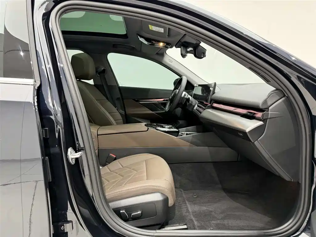 BMW 5 Series 2025 525Li M Sports Package купить на сайте DeffCars