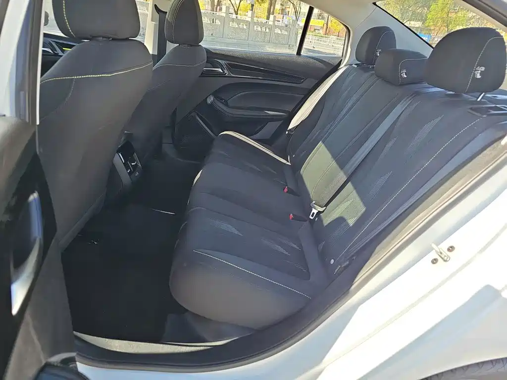Roewe i5 2021 1.5L CVT Platinum Edition купить на сайте DeffCars