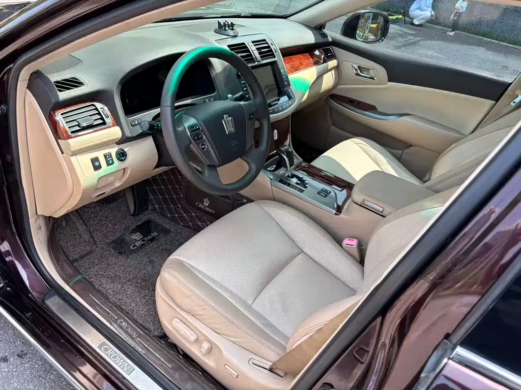 Crown 2012 2.5L Royal Leather Edition купить на сайте DeffCars