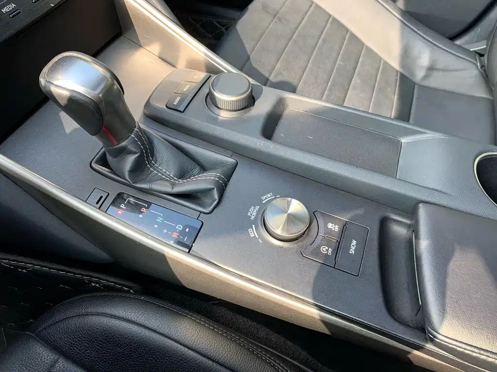 Lexus IS 2017 300 Advanced Edition купить на сайте DeffCars