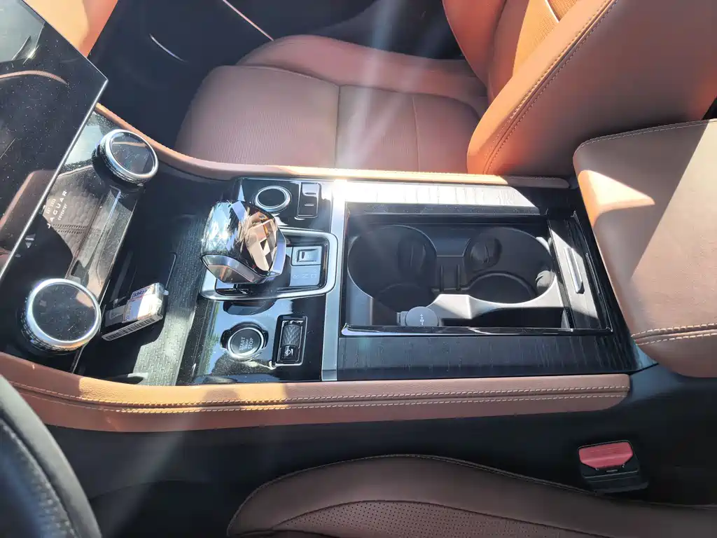 Jaguar XFL 2024 2.0T P300 four-wheel drive flagship sports gold version купить на сайте DeffCars
