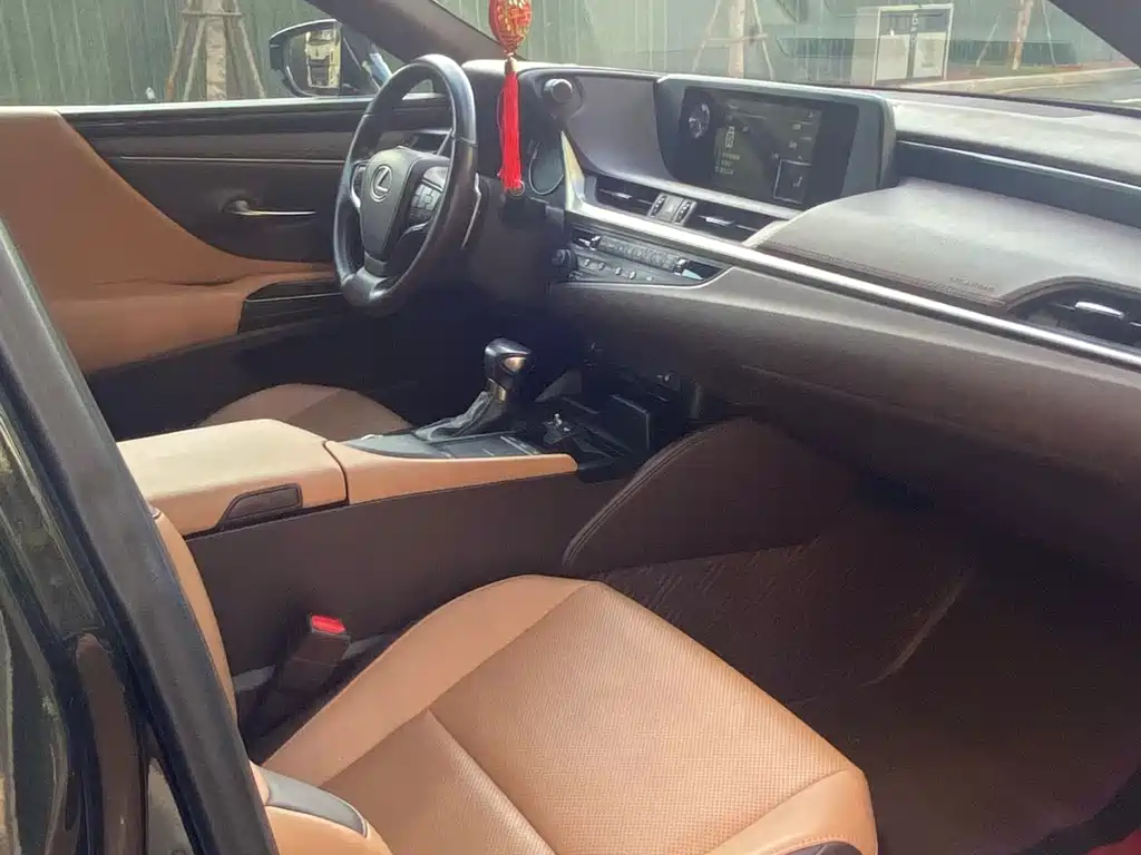 Lexus ES 2018 260 Excellence Edition National V купить на сайте DeffCars
