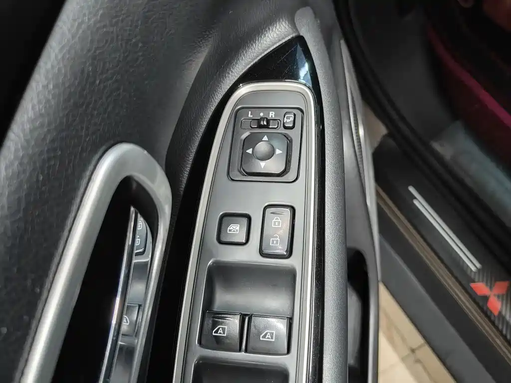 Outlander 2019 2.4L four-wheel drive exclusive version, 5 seats, National VI купить на сайте DeffCars