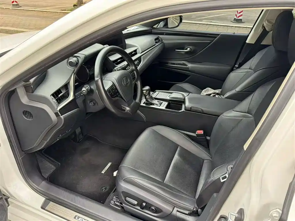 Lexus ES 2018 300h Excellence Edition National VI купить на сайте DeffCars