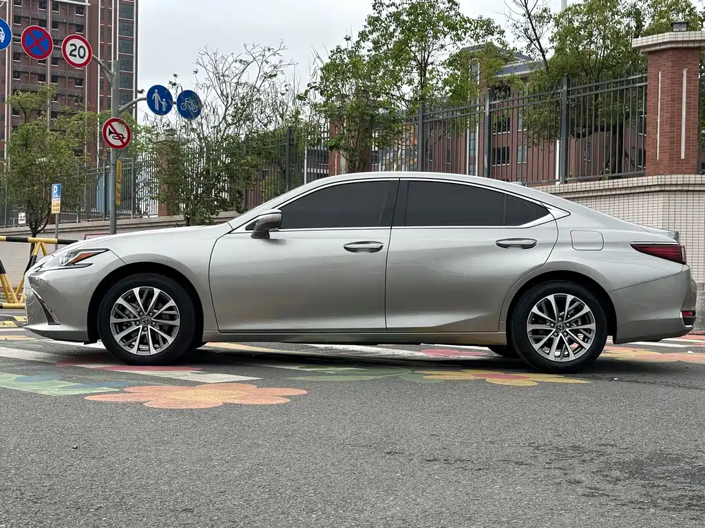 Lexus ES 2023 200 Excellence Edition купить на сайте DeffCars