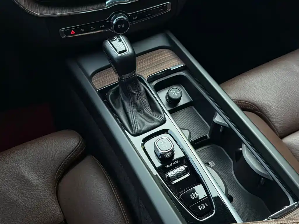 Volvo XC60 2021 T5 four-wheel drive Zhiyuan Deluxe Edition купить на сайте DeffCars