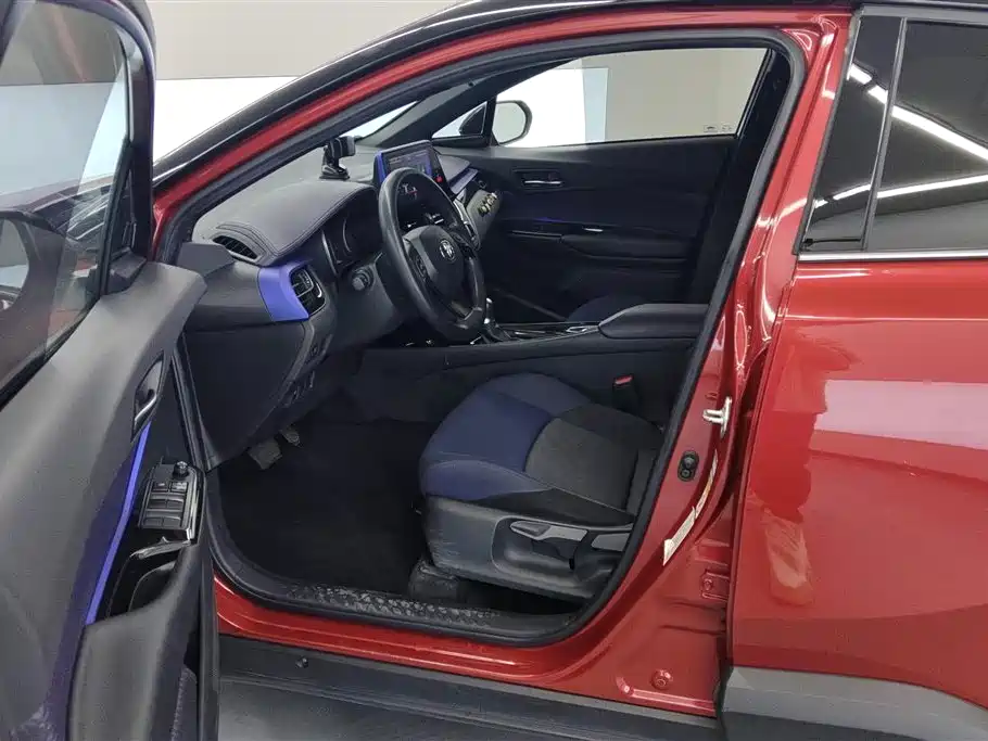Toyota C-HR 2018 2.0L Leading Sunroof Version National VI купить на сайте DeffCars