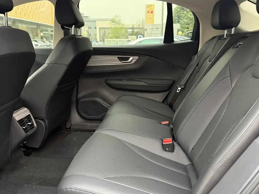 Hongqi E-QM5 2024 500km travel version купить на сайте DeffCars