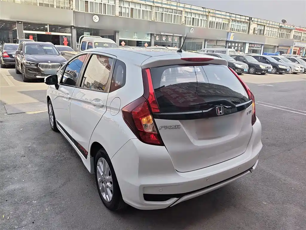Fit 2018 1.5L CVT Comfort Sunroof Edition купить на сайте DeffCars