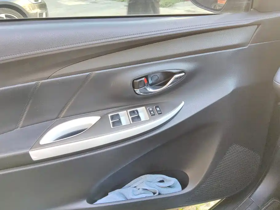 YARiS L 2015 1.5G automatic sunroof special edition купить на сайте DeffCars