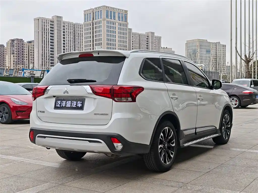 Outlander 2019 2.0L 2WD Enjoyable Edition, 7 seats, National VI купить на сайте DeffCars