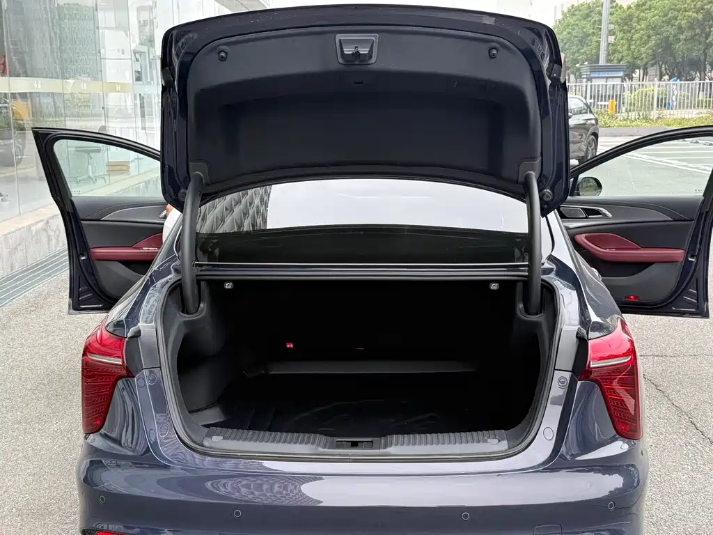 Hongqi H5 2024 2.0T automatic smart connected flag version купить на сайте DeffCars