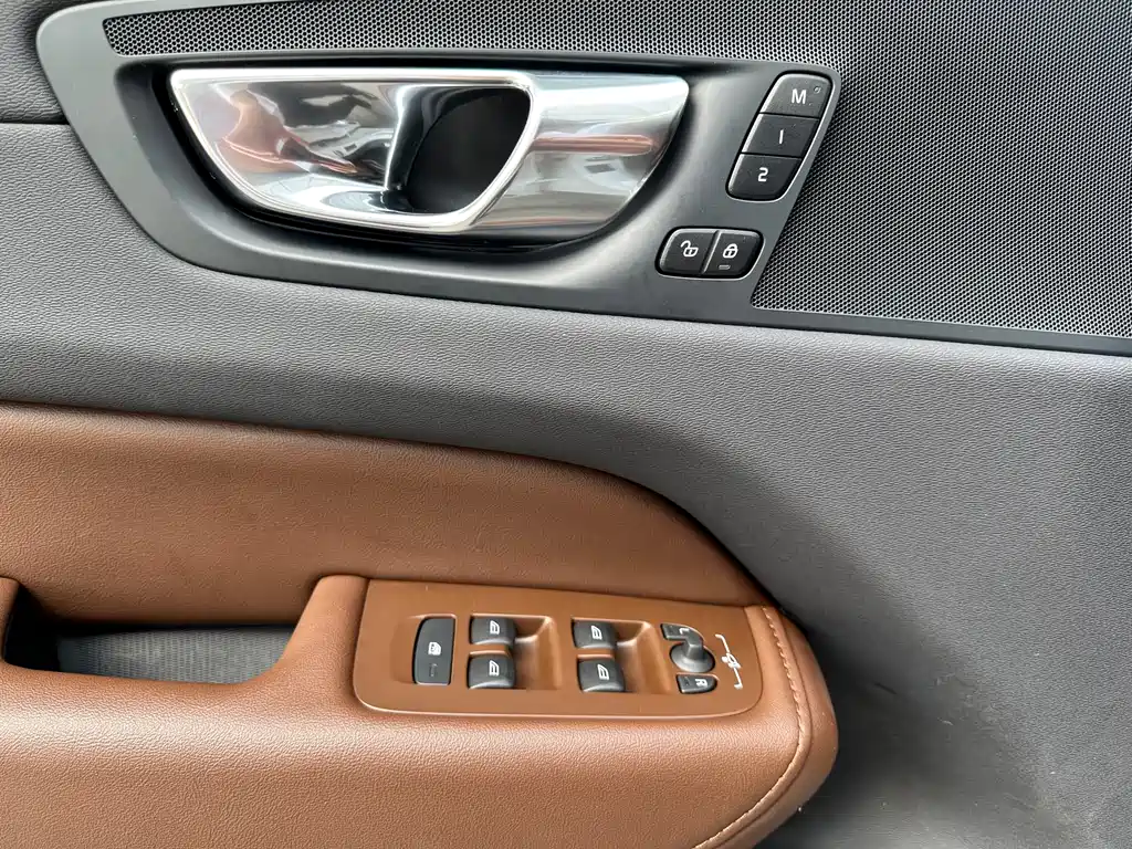 Volvo XC60 2024 B5 four-wheel drive Zhiyuan Deluxe Edition купить на сайте DeffCars