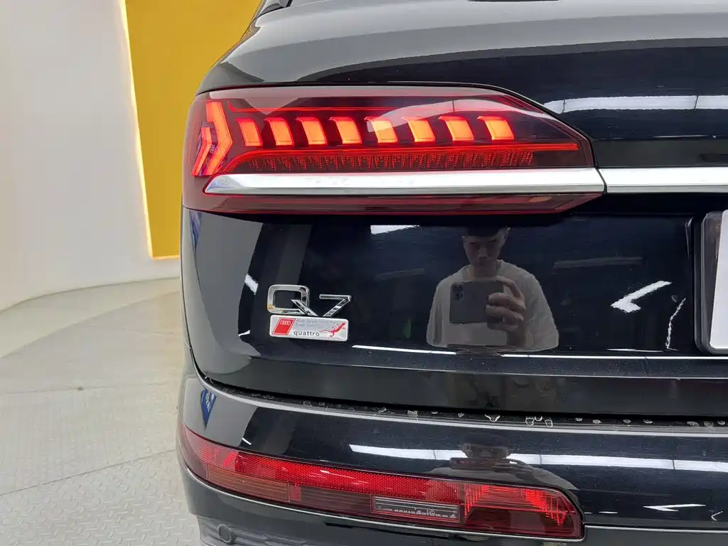 Audi Q7 2023 55 TFSI quattro S line sports version купить на сайте DeffCars