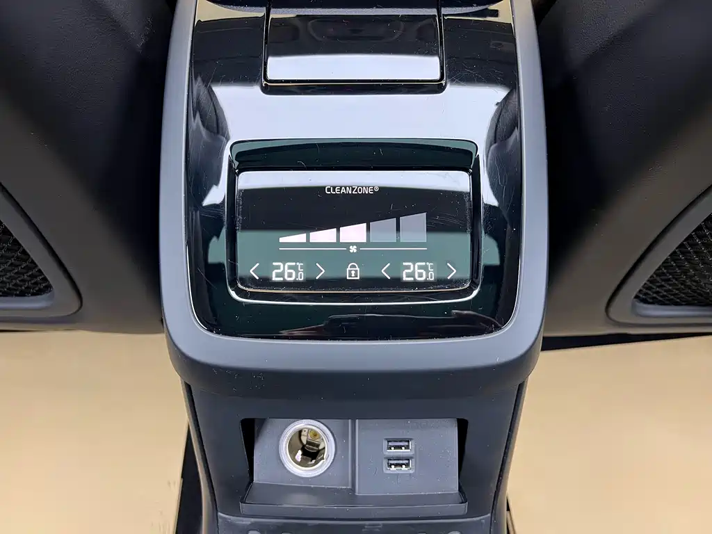 Volvo S90 Plug-in Hybrid 2020 T8 E-Drive Hybrid Zhiyi Luxury Edition купить на сайте DeffCars