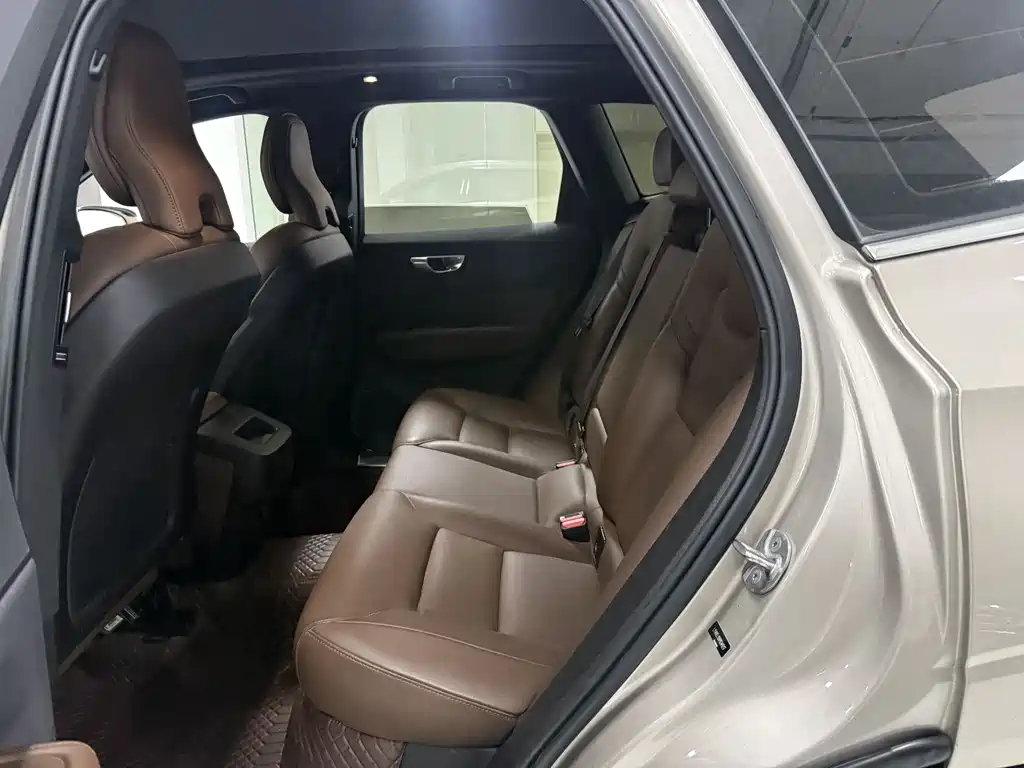 Volvo XC60 2023 B5 four-wheel drive Zhiyi Luxury Edition купить на сайте DeffCars