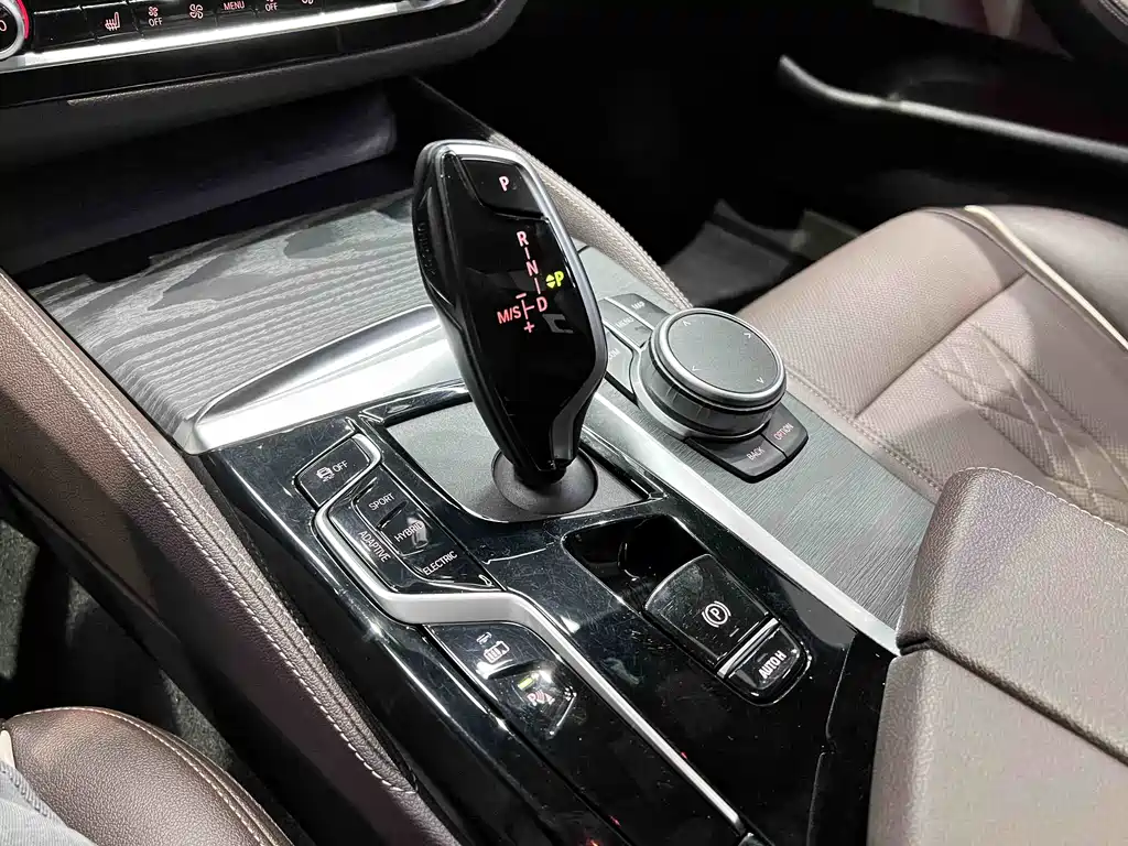 BMW 5 Series New Energy 2021 Model 535Le M Sports Package купить на сайте DeffCars