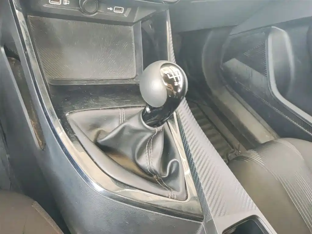 Roewe i5 2021 1.5L manual platinum version купить на сайте DeffCars