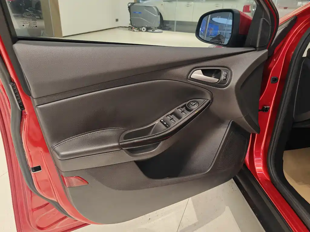 Focus 2018 Hatchback Classic EcoBoost 180 Automatic Elite купить на сайте DeffCars