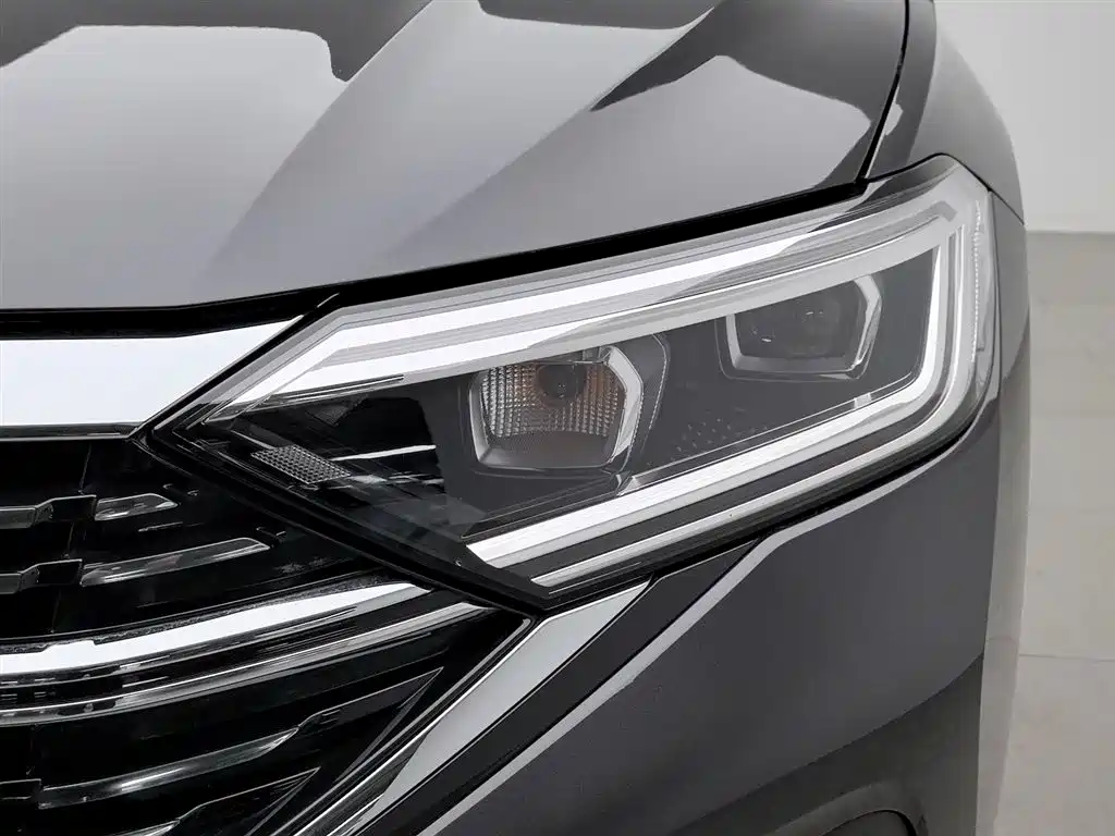 Sagitar 2025 facelift three 300TSI DSG transcendent version купить на сайте DeffCars