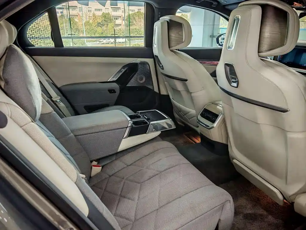 BMW i7 2023 xDrive60L Luxury Package купить на сайте DeffCars