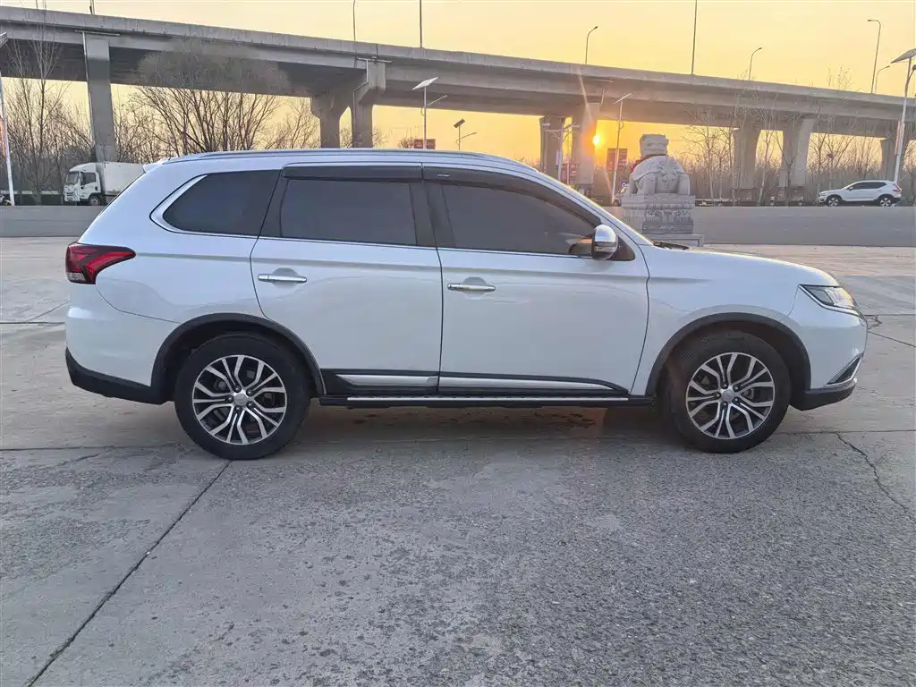 Outlander 2016 2.4L four-wheel drive luxury version 7 seats купить на сайте DeffCars