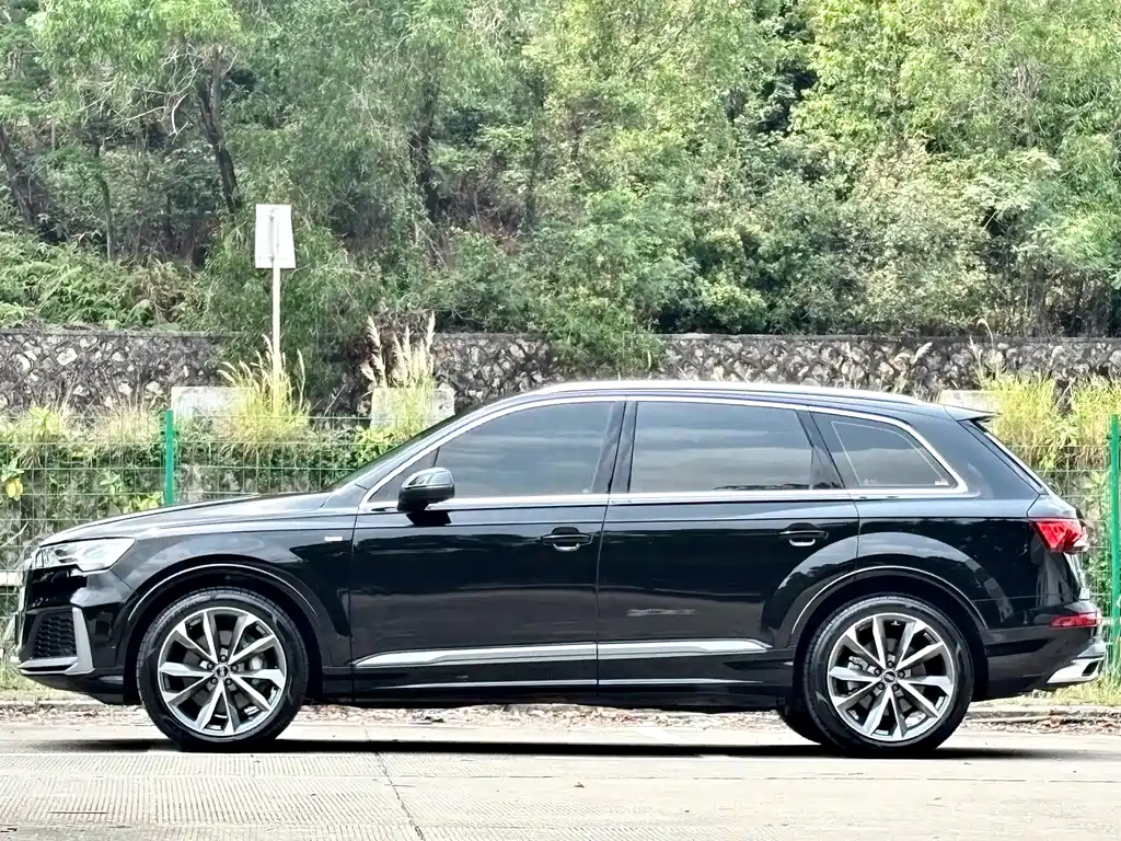 Audi Q7 2022 55 TFSI quattro S line Sporty купить на сайте DeffCars