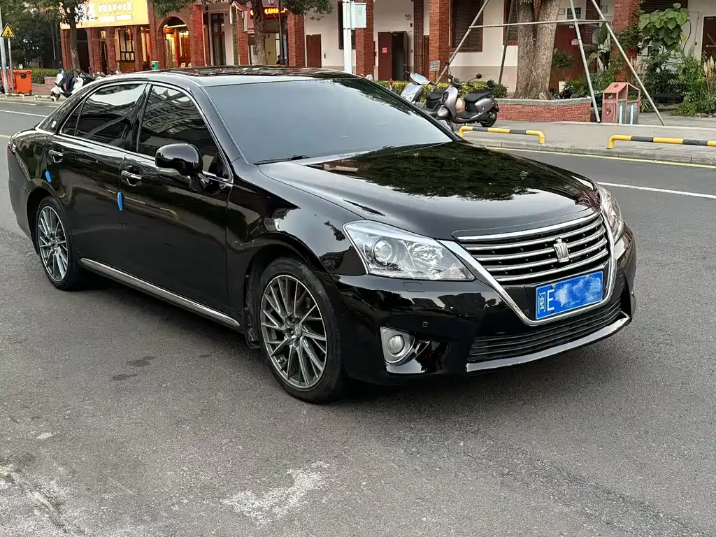Crown 2012 2.5L Royal Leather Edition купить на сайте DeffCars
