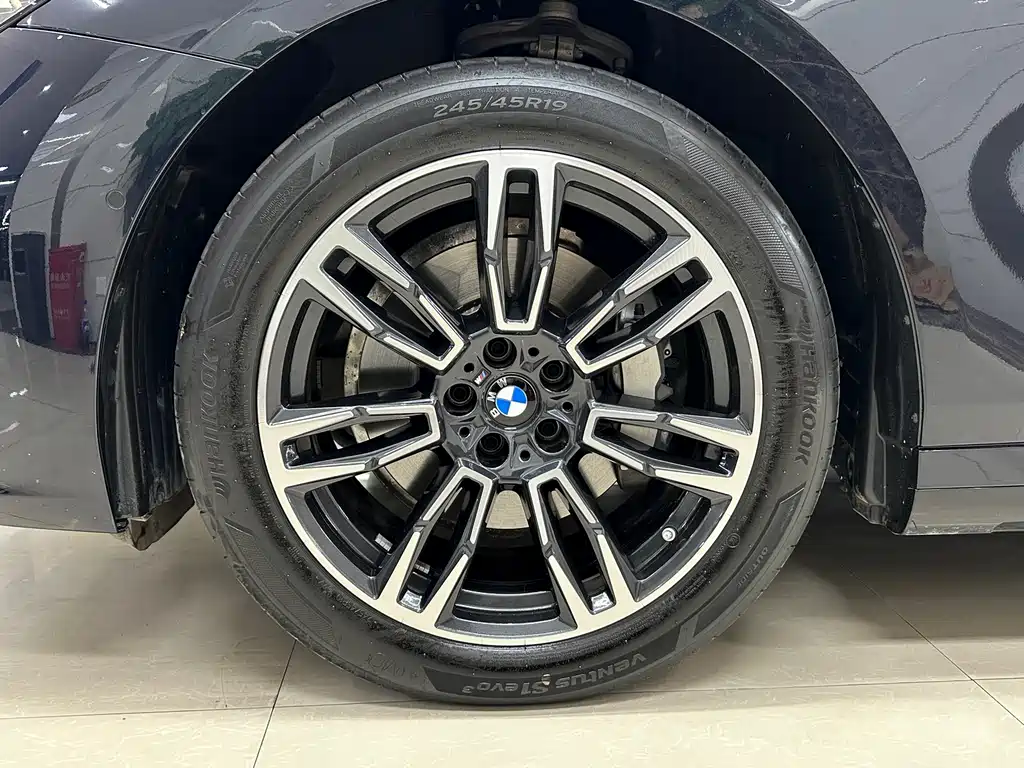 BMW 5 Series 2025 530Li Leading M Sports Package купить на сайте DeffCars