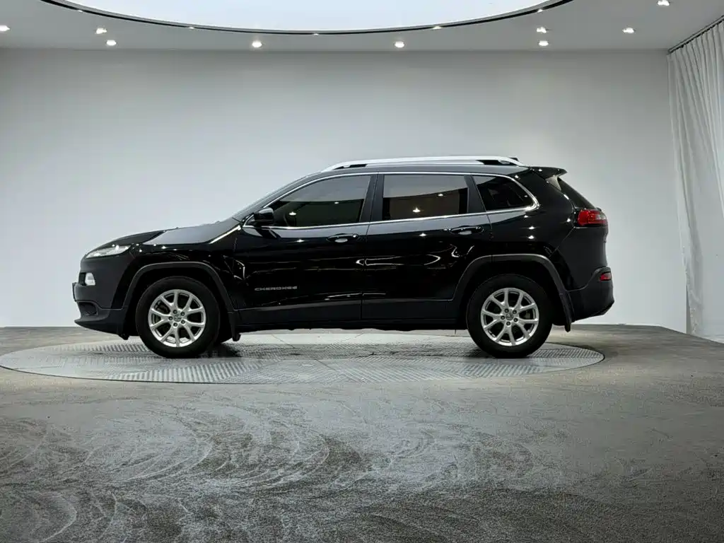 Cherokee (Китай) 2017 2.4L leading smart version купить на сайте DeffCars
