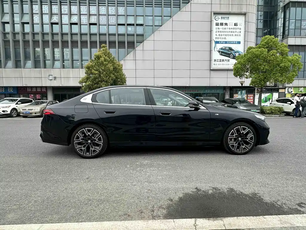 BMW 5 Series 2025 530Li Exclusive M Sports Package купить на сайте DeffCars