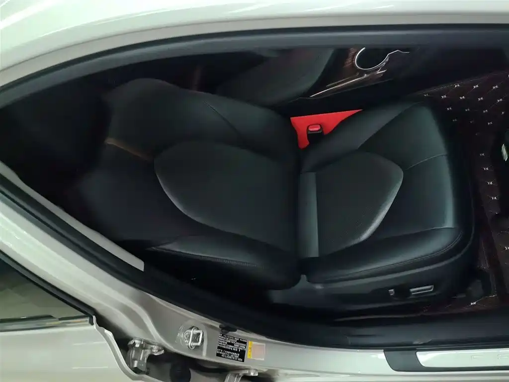 Camry 2018 2.0G Deluxe Edition купить на сайте DeffCars