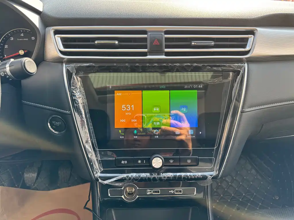 Roewe i5 2020 1.5L Manual 4G Internet Leader Flagship Edition купить на сайте DeffCars