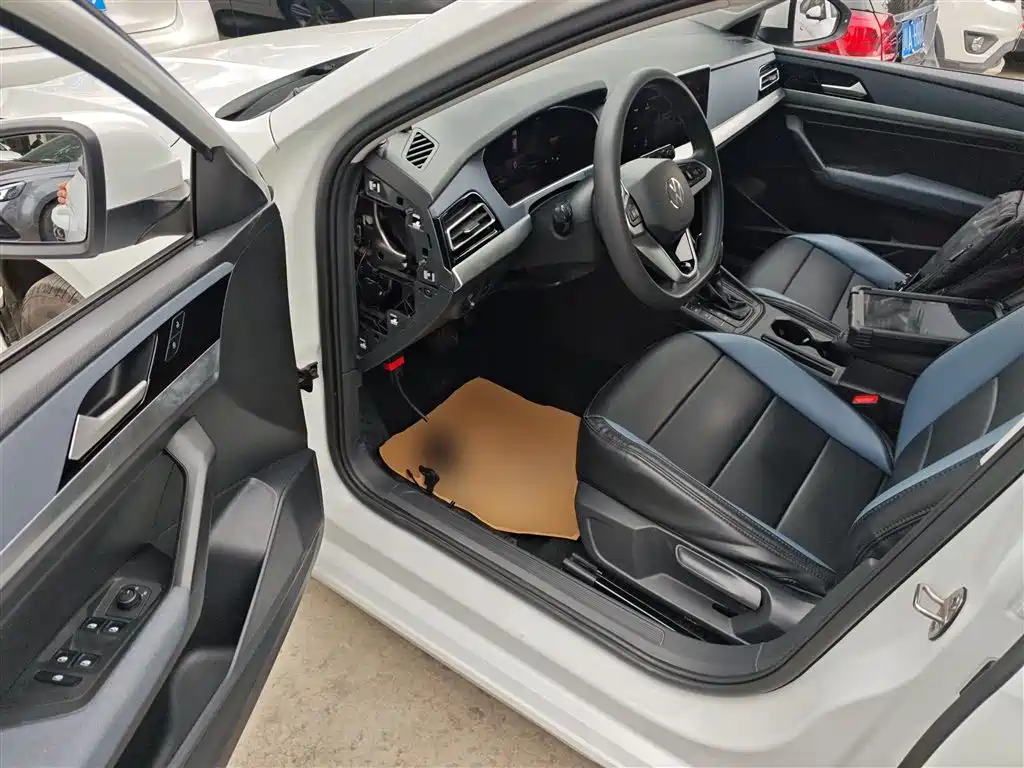 Lavida 2023 facelift 1.5L automatic Deyi version купить на сайте DeffCars