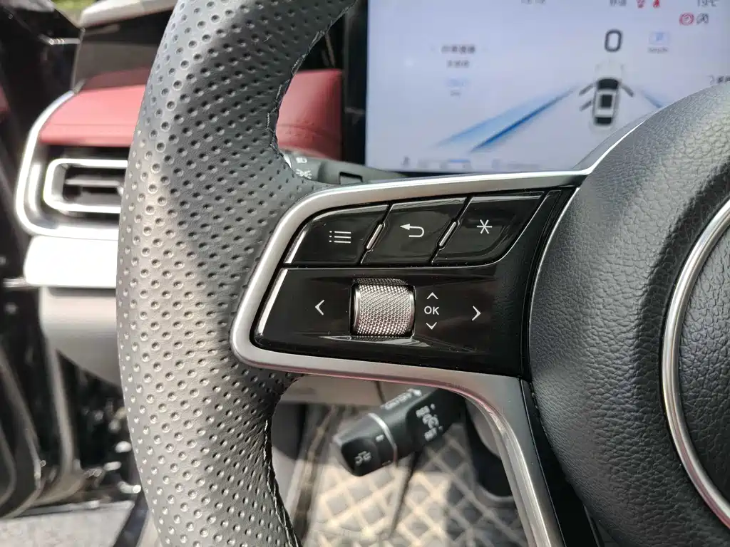 Hongqi H5 2025 2.0T automatic Qichang version купить на сайте DeffCars