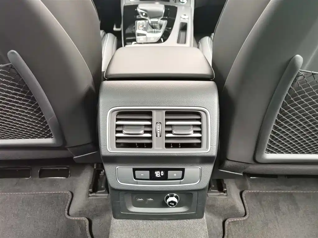 Audi Q5L 2025 45th Anniversary Collector's Edition 40 TFSI Luxurious and Dynamic купить на сайте DeffCars