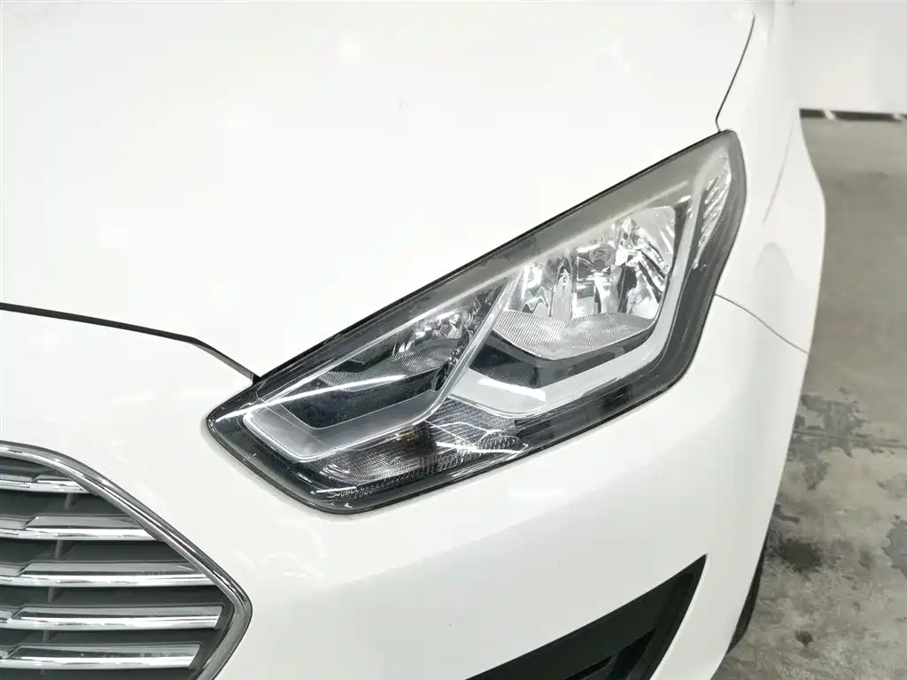 Escort 2017 facelift 1.5L manual comfort type купить на сайте DeffCars