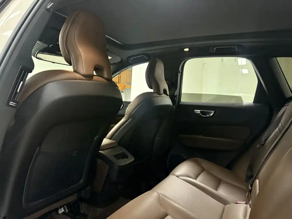 Volvo XC60 2023 B5 four-wheel drive Zhiyi Luxury Edition купить на сайте DeffCars
