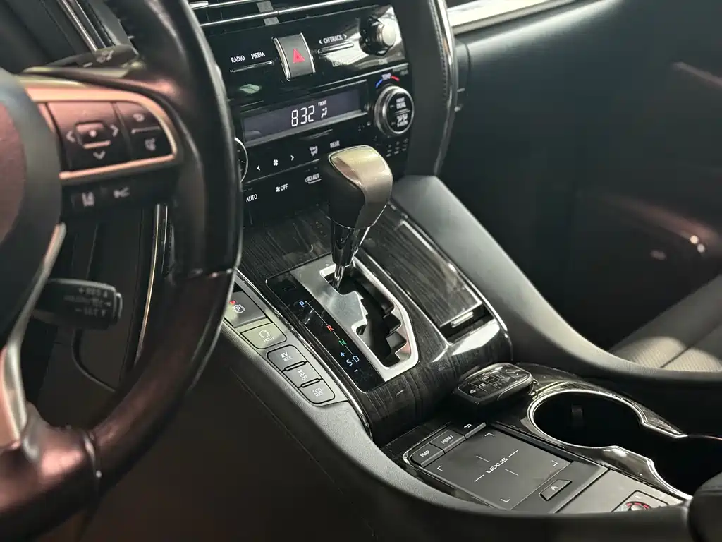 Lexus LM 2020 300h seven-seater elegant version купить на сайте DeffCars