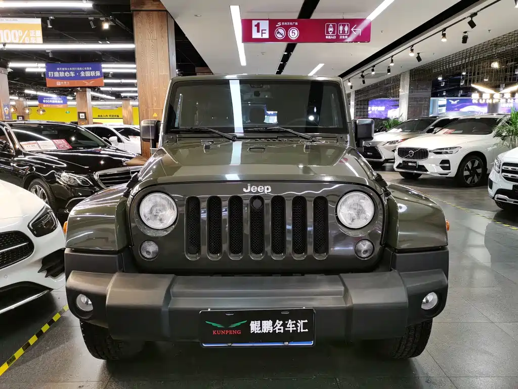 Wrangler 2015 3.0L Sahara four-door comfort version купить на сайте DeffCars