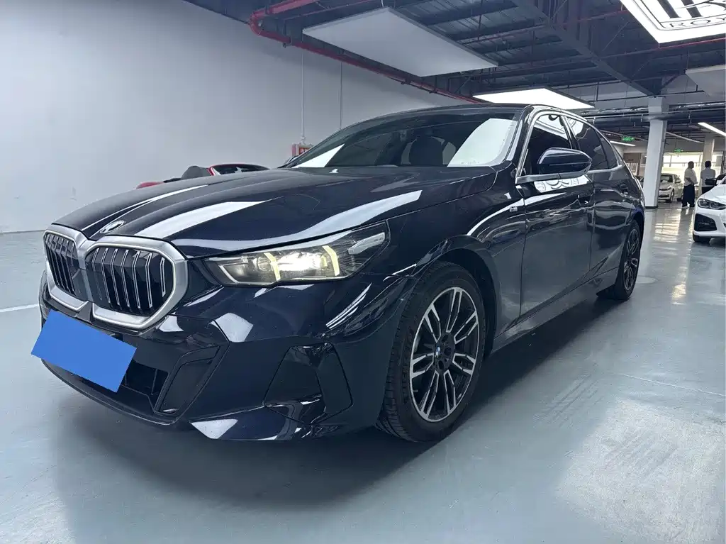 BMW 5 Series 2025 530Li Leading M Sports Package купить на сайте DeffCars