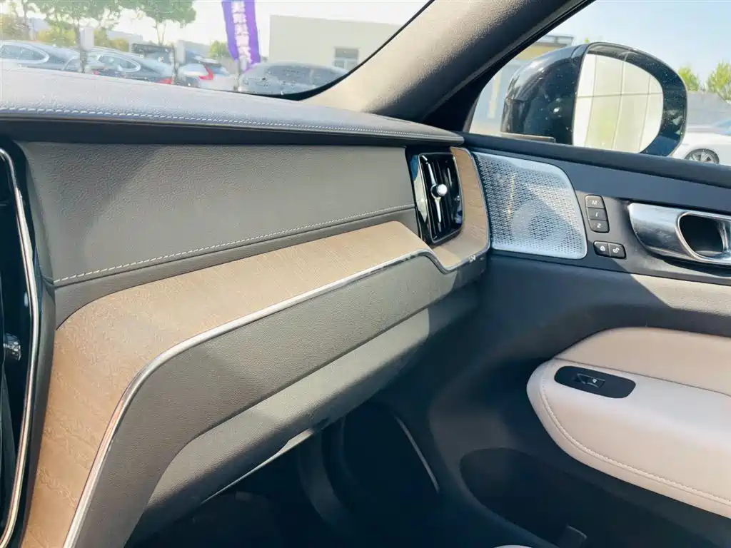 Volvo XC60 2026 B5 four-wheel drive Zhiyuan Sports Edition купить на сайте DeffCars
