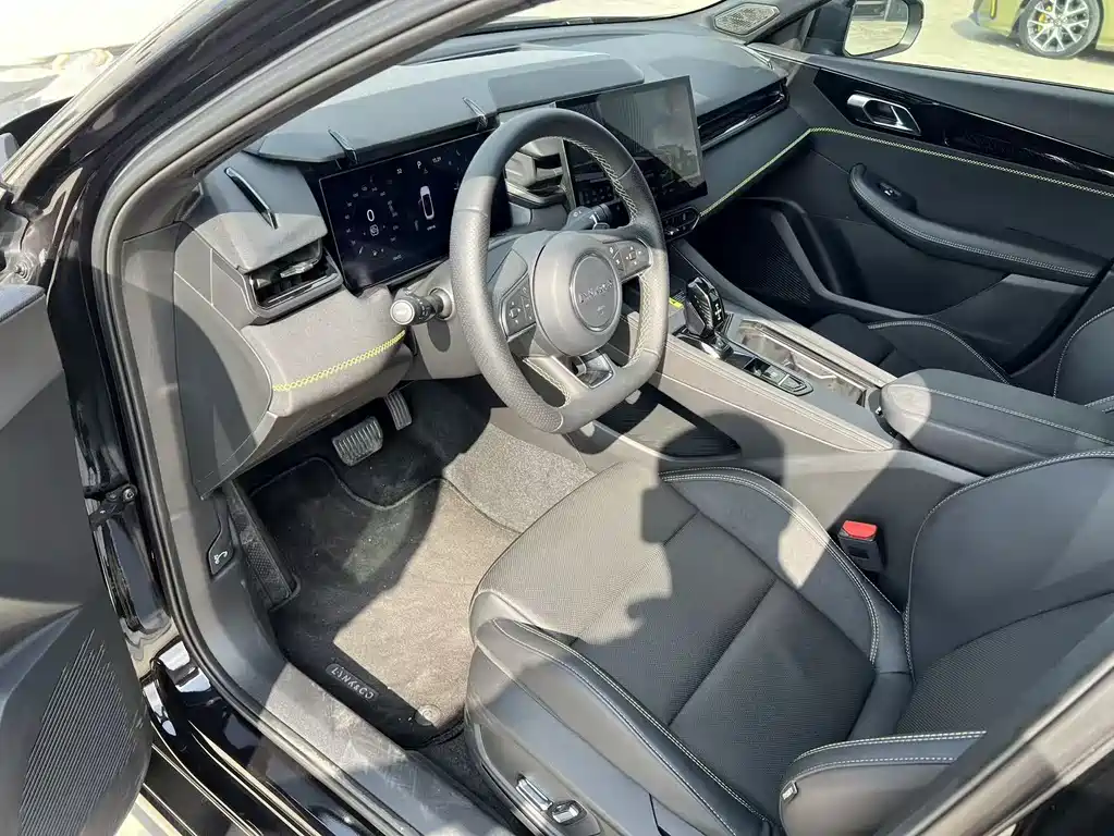 Lynk & Co 03 2023 1.5TD DCT Pro купить на сайте DeffCars
