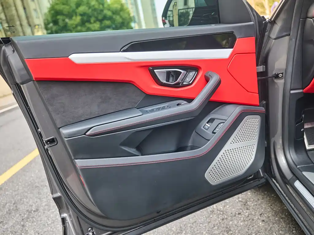 Urus 2023 4.0T V8 S купить на сайте DeffCars