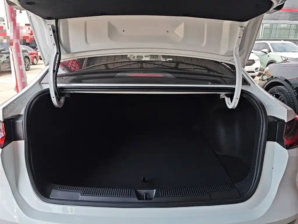 Roewe i5 2023 1.5L CVT Deluxe Edition купить на сайте DeffCars