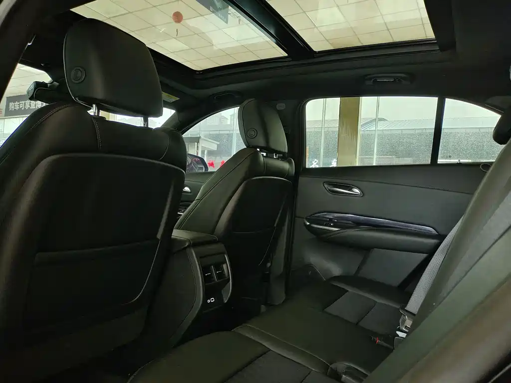 Cadillac XT4 2022 28T two-wheel drive fashion model купить на сайте DeffCars