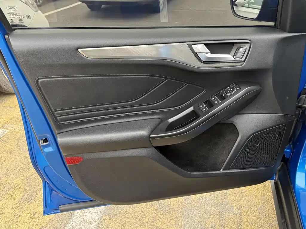 Focus 2019 Hatchback EcoBoost 180 Automatic NeochaEDGE купить на сайте DeffCars